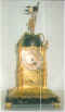 Tischuhr(Türmchenuhr)Strassburg ca. 1580 mit Stundenschlag und Wecker
Gehäuse:Gelbguss,graviert und vergoldet.Sockei Holz mit Schildpatt furniert auf
Löwentatzenfüssen (spätere Ergänzung)H =27cm B und T= 1 1cm

